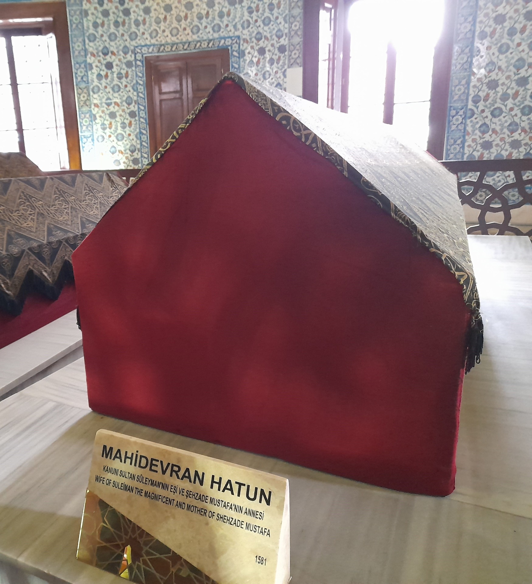 Mahidevran Hatun sírja Bursában. A felirat angol fordítása nem helyes, Mahidevran sosem volt Süleyman felesége, az "eşi" szó ebben a kontextusban partnert jelent.