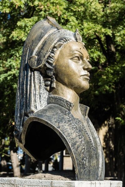 Hafsa mellszobra Manisa-ban